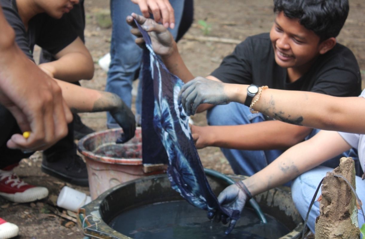 Foto edukasi pewarna alam